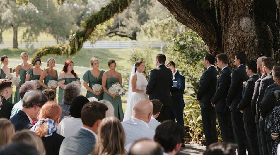 outdoor-wedding-under-large-oak-tree-in-Central-Florida