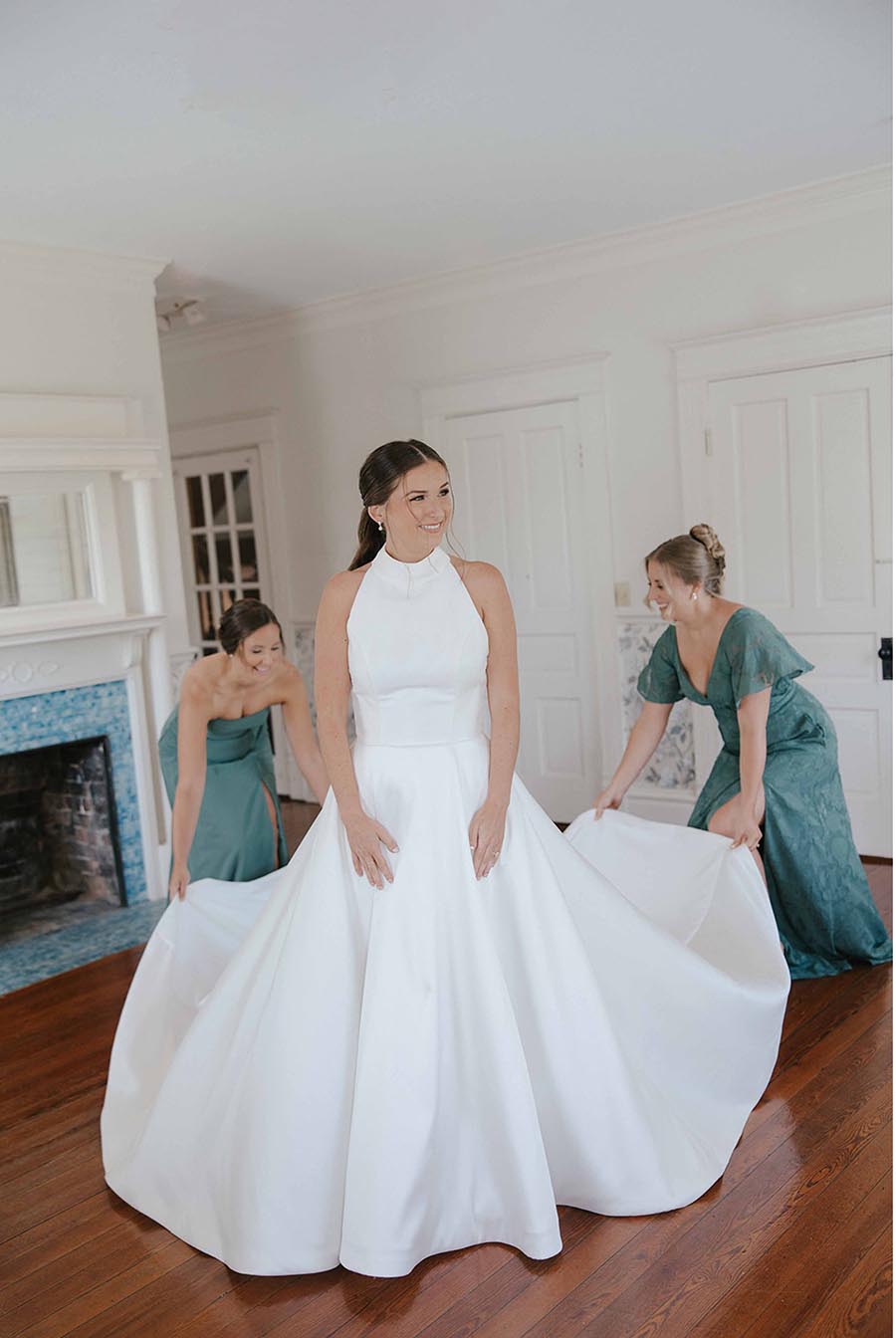 - 05 bride and bridesmaids preparing for her wedding