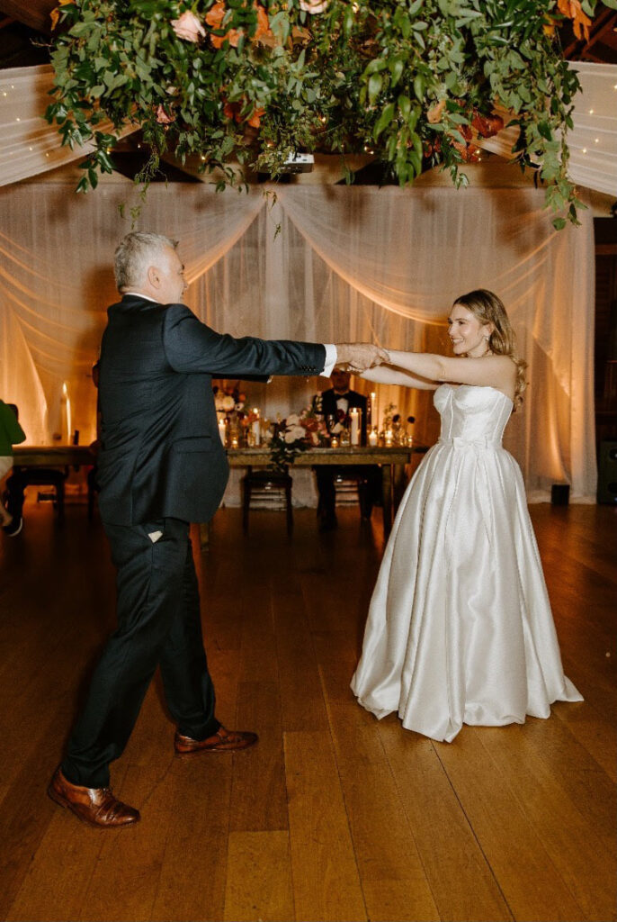 daugter-and-father-dancing-at-her-wedding-reception-in-Orlando-FL
