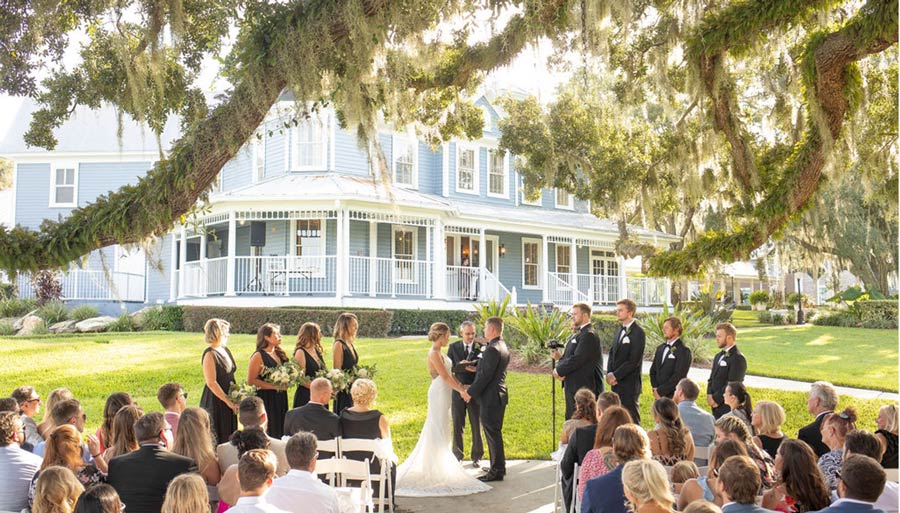 Apopka-outdoor-wedding-ceremony-under-large-oak-tree