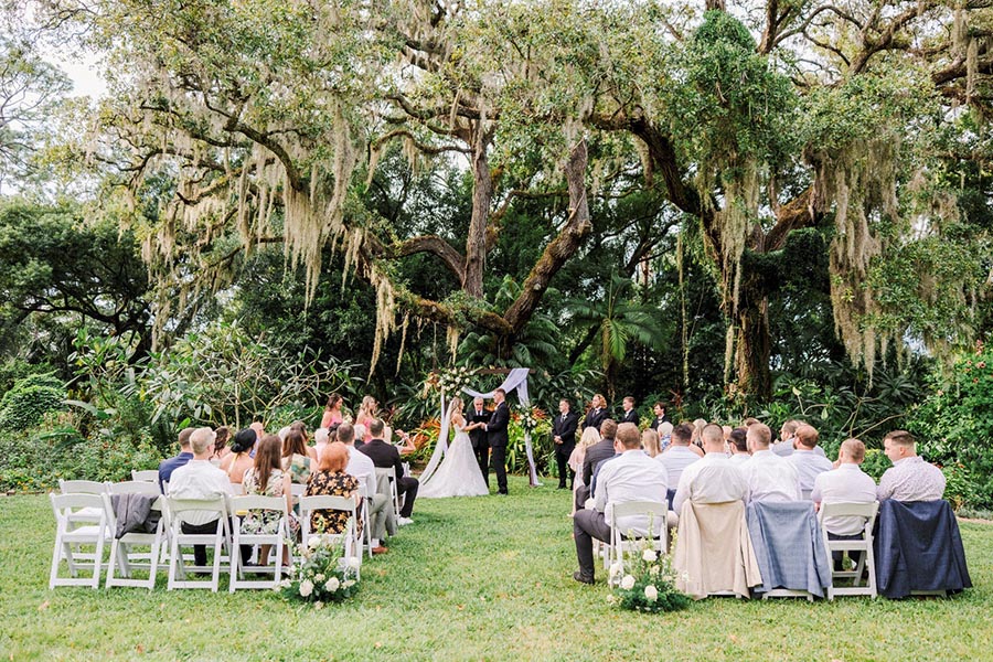outdoor Orlando wedding in Winter Park Garden