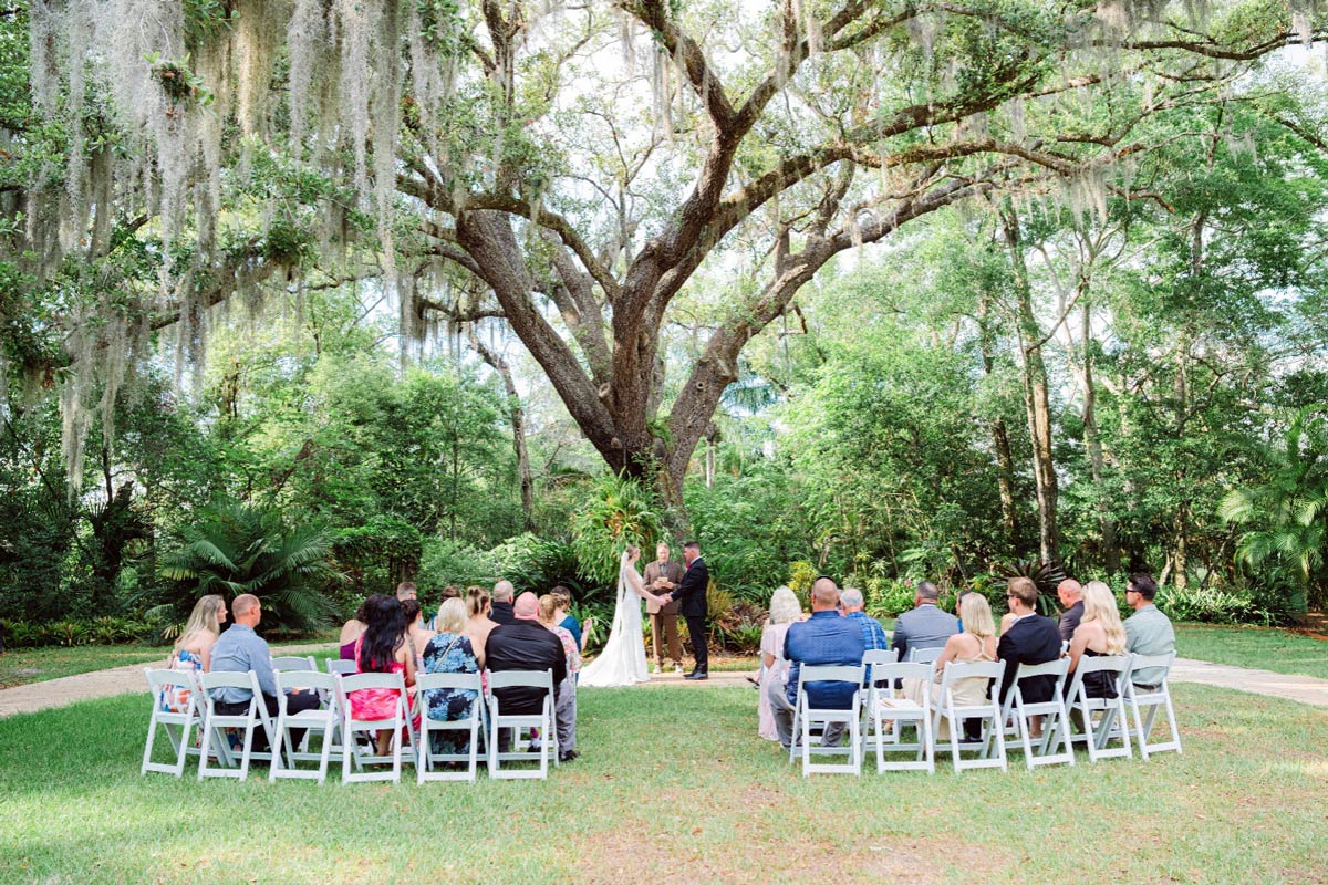 outdoor-wedding-under-large-oak-tree-at-Azalea-Lodge-Orlando
